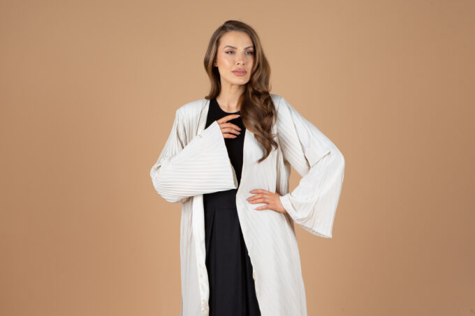 Abaya Bedouine ÉCRU avec ceinture noire